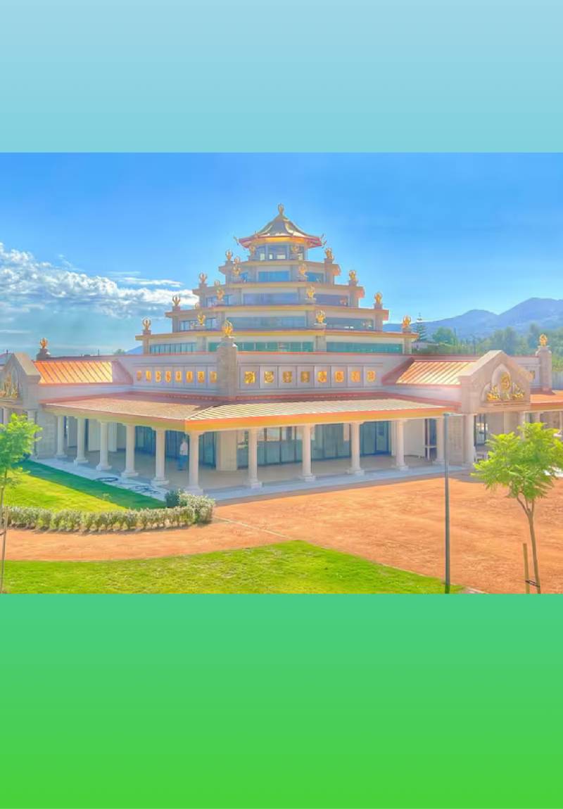 Templo Kadampa para la Paz en Alhaurín el Grande, Málaga, con jardines y vistas a las montañas